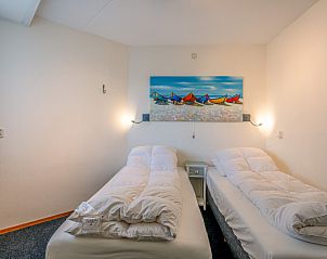 Second bedroom with two single beds in Apartment Zeedistel 20, De Koog, Texel, ideal for families.