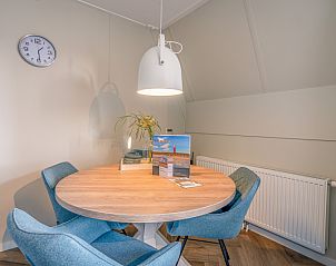 Stylish dining area with round table in Apartment Zeedistel 24, De Koog, Texel.