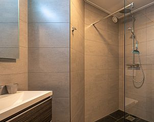 Modern bathroom with walk-in shower in Apartment Zeedistel 24, De Koog, Texel.