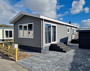 Chaletpark Bregkoog - Chalet 45 TX45 in De Koog, Texel, Ferienhaus mit grauer Fassade und groem Innenhof.