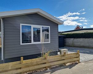 Chaletpark Bregkoog - Chalet 45 TX45 in De Koog, Texel, charmante Fassade mit Holzzaun und sonniger Lage.