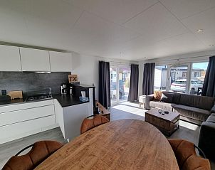 Chaletpark Bregkoog - Chalet 45 TX45 in De Koog, Texel, offene Kche und heller Wohnbereich im Ferienhaus.