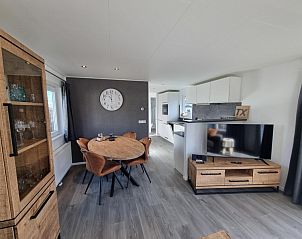 Chaletpark Bregkoog - Chalet 45 TX45 in De Koog, Texel, modernes Esszimmer mit Holztisch und bequemen Sthlen.