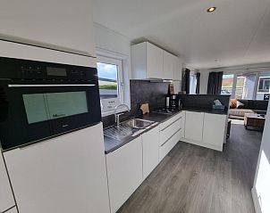 Chaletpark Bregkoog - Chalet 45 TX45 in De Koog, Texel, stilvolle Kche mit modernen Gerten und viel Licht.