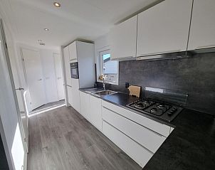 Chaletpark Bregkoog - Chalet 45 TX45 in De Koog, Texel, elegante Kche mit Einbaugerten und groen Arbeitsflchen.