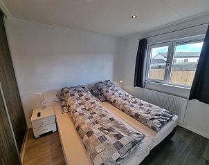 Chaletpark Bregkoog - Chalet 45 TX45 in De Koog, Texel, komfortables Doppelschlafzimmer mit Tageslicht.