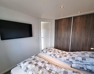 Chaletpark Bregkoog - Chalet 45 TX45 in De Koog, Texel, Schlafzimmer mit TV und Einbauschrnken fr zustzlichen Komfort.