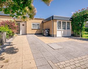 Front view of vacation home Orchismient 2, De Koog, Texel with sunny garden and modern architecture.