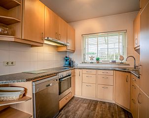 Fully equipped kitchen in Orchismient 2, vacation home De Koog, Texel with modern appliances.