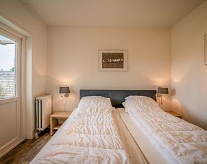 Bedroom with two single beds in Orchismient 2, vacation home De Koog, Texel for comfortable sleep.