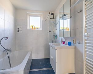 Modern bathroom with bath and shower in Orchismient 2, vacation home De Koog, Texel for ultimate comfort.