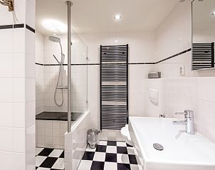 Modern bathroom with shower in Apartment - 4-persons (1535), De Koog, Texel, equipped with luxury facilities.