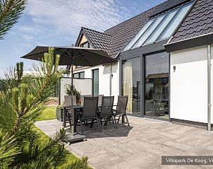 Gerumige Terrasse in der Luxus-Familienvilla 6p in De Koog, Texel, umgeben von Natur auf den Watteninseln.