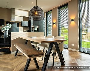 Essbereich der luxurisen Familienvilla 6p in De Koog, Texel, mit Blick auf die grne Umgebung der Watteninseln.