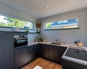 Kingfisher 10 in De Koog Texel with modern kitchen and garden views.