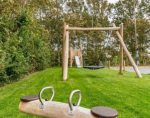 Kingfisher 10 vacation home in De Koog Texel with play equipment for children in the garden.