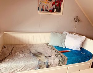 Slaapkamer met eenpersoonsbed in vakantiehuis Texel A, De Koog, ideaal voor kinderen.