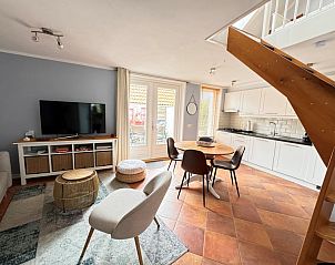 Open keuken en eetruimte in Texel A, De Koog, met moderne voorzieningen en veel licht.