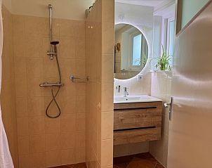 Stijlvolle badkamer in vakantiehuis Texel A, De Koog, met moderne douche en wastafel.