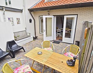 Zonnig terras bij vakantiehuis Texel A, De Koog, met gezellige zitgelegenheid.