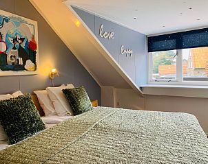 Slaapkamer in Texel A, De Koog, met uitzicht op de omgeving en gezellige decoratie.