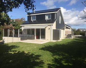 Ruime tuin van Huize 100-1, een vakantiehuis in De Koog, Texel, ideaal voor een ontspannen verblijf.