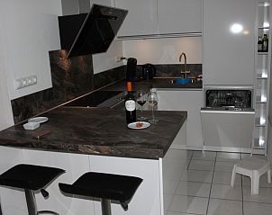 Moderne keuken in Huize 100-1, vakantiehuis in De Koog, Texel, met alle gemakken voorzien.