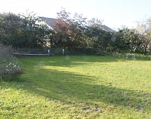 Grote tuin van Huize 100-1, vakantiehuis in De Koog, Texel, ideaal voor buitenactiviteiten.