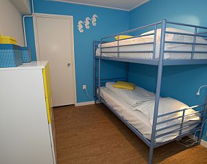 Children's room with bunk beds in Grand Hotel Opduin - Holiday home C, De Koog, Texel, cheerfully decorated in blue and yellow.