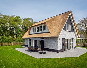 Villa 25a in De Koog Texel, vacation home with thatched roof and spacious garden on the Wadden Islands.