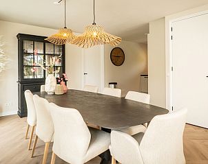 Villa 25a in De Koog Texel, stylish dining room with modern decor on the Wadden Islands.