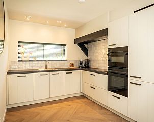 Modern kitchen of Villa 25a in De Koog Texel, fully equipped vacation home on the Wadden Islands.
