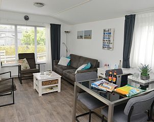 Cozy and bright living space in Chalet Bregkoog 138 'Sinne', Chaletpark Bregkoog, De Koog, Texel, ideal for relaxation.