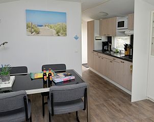 Dining area with modern kitchen in Chalet Bregkoog 138 'Sinne', Chaletpark Bregkoog, De Koog, Texel, fully equipped.