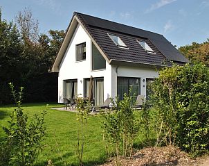 Sonnige Terrasse in Tapuit 10a, Ferienhaus in De Koog, Texel, umgeben von Grn.