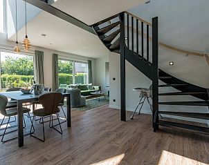 Interieur von Tapuit 10a, Ferienhaus in De Koog, Texel mit moderner Essecke und Gartenblick.