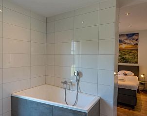 Comfortable bath in Kluut 16a vacation home in De Koog, Texel.