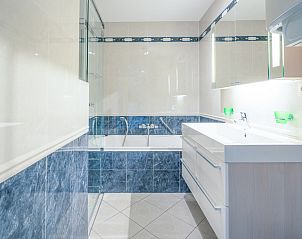 Luxury bathroom with bath in Apartment Juliana 136 Island and Sea View, De Koog, Texel.