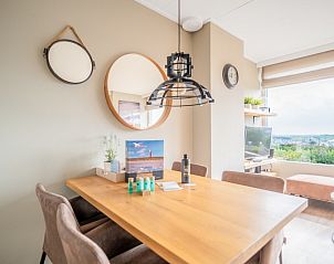 Stylish dining room with decorative mirrors in Apartment Juliana 178 Eilandzicht, De Koog, Texel.
