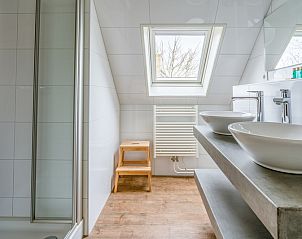 Modern bathroom with double sink in Holiday home Kamperfoelie 87, De Koog Texel.
