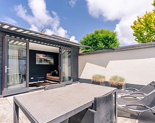 Enjoy the sunny veranda at Het Bospad - Brink 15 in De Koog, Texel. Perfect for relaxation on the Wadden Islands.