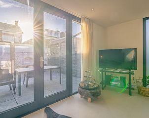 Bright living space overlooking the terrace in Het Bospad - Brink 15, De Koog, Texel. Enjoy the natural surroundings.