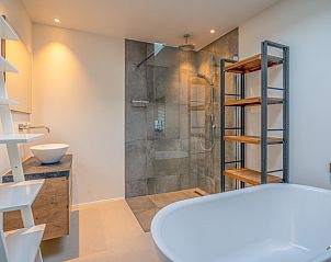Luxury bathroom with walk-in shower in Het Bospad - Brink 15, De Koog, Texel. Relax in style on the Wadden Islands.