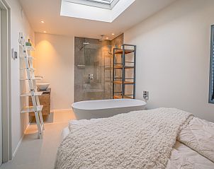 Bedroom with ensuite bathroom in Het Bospad - Brink 15, De Koog, Texel. Comfort and luxury on the Wadden Islands.