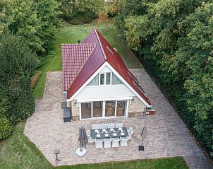 Luchtfoto van Landhuis Het Oude Dijkje, vakantiehuis in De Koog, Texel, omgeven door groene natuur.