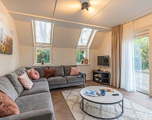 Gezellige woonkamer van Landhuis Het Oude Dijkje, vakantiewoning in De Koog, Texel, met comfortabele zithoek.