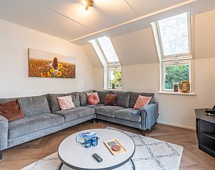 Ruime woonkamer in Landhuis Het Oude Dijkje, De Koog, Texel, met veel natuurlijk licht en uitzicht op de tuin.