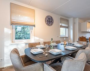 Zonnige woonkamer in Landhuis Het Oude Dijkje, vakantiewoning De Koog, Texel, met toegang tot het terras.