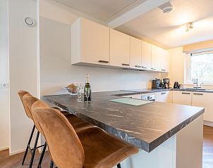 Stijlvolle eetkamer in Landhuis Het Oude Dijkje, vakantiehuis De Koog, Texel, met uitzicht op de tuin.