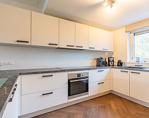 Moderne keuken in Landhuis Het Oude Dijkje, vakantiewoning De Koog, Texel, met ontbijtbar en luxe apparatuur.